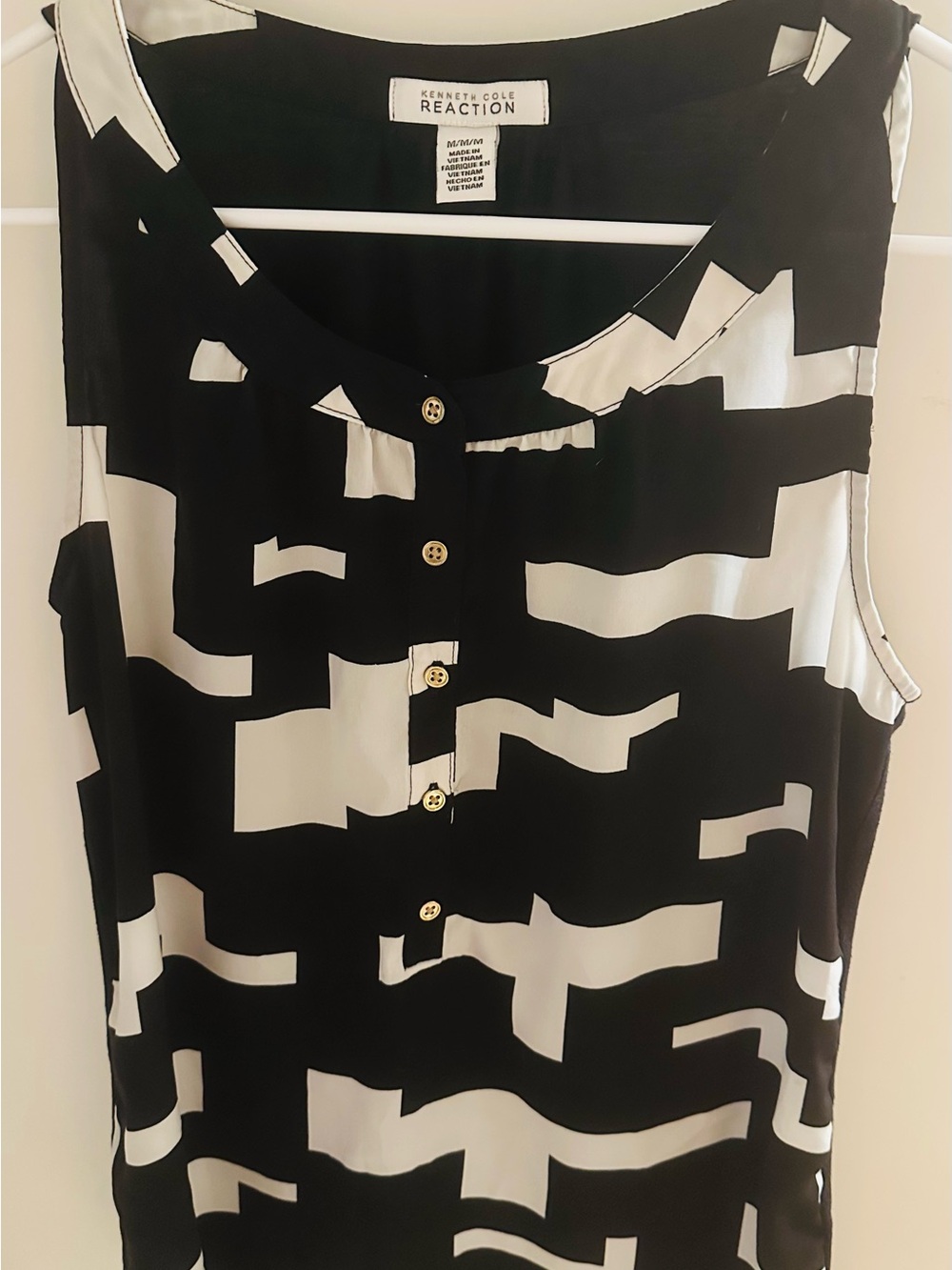 Kenneth Cole Reaction Black & White Geometric Sleeveless Button Tank